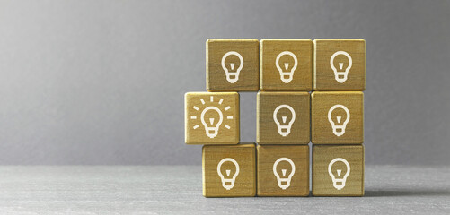 Eine Idee- Lampe strahlt und ist hervorgerückt