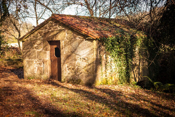 antiguo molino de agua restaurado con piedra y tejas en galicia, ames, bertamirans, españa