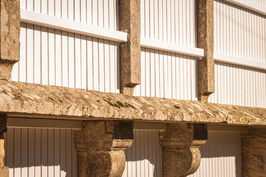 Detalle de un bonito horreo tradicional gallego de piedra y madera restaurado en el ayuntamiento de Ames, A Coru&ntilde;a, Galicia, Espa&ntilde;a