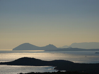 Blick auf eine Inselformation im Nachmittagsdunst auf Sardinien