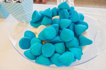 Dulces azules, nubes de azúcar con textura. Muchos dulces vistos de cerca servidos en un cuenco de...