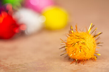 Partydekoration mit bunten weichen Kugeln mit Glitzer