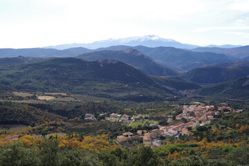 Obraz premium village de lesquerde dans les pyrénées orientales des montagnes catalanes