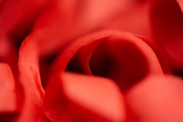 Detailaufnahme von rotem Schleifenband in Form einer Rose 