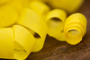 gelbe Luftschlange aufgerollt 