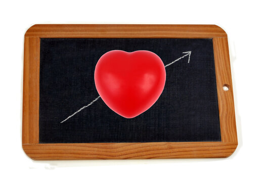 Coeur perforé d'une flèche sur une ardoise d'école