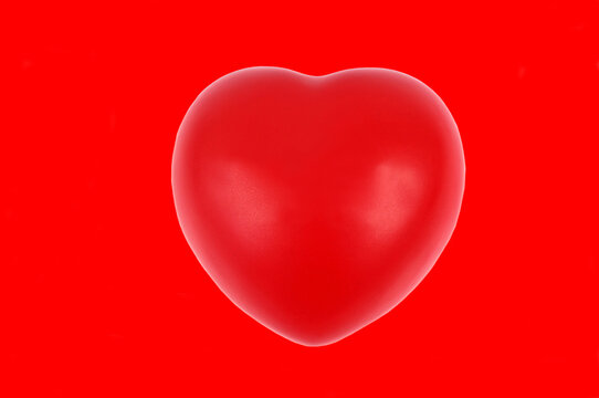 Coeur en gros plan sur fond rouge