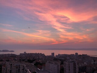 Coucher de soleil multicolore sur la bonne m&egrave;re de Marseille