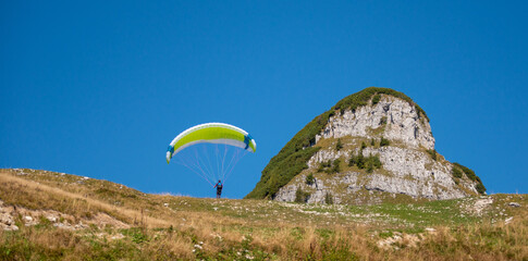 Paragliding am Loser, Ausseerland, Salzkammergut, Steiermark in Österreich im Sommer bei strahlend...