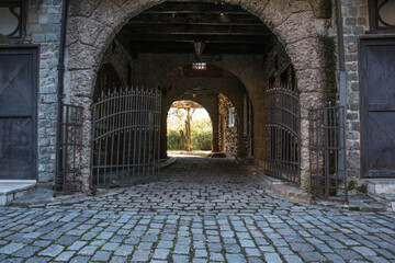 Túnel antiguo con calle empedrada