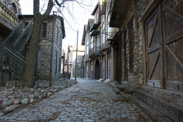 Calle empedrada con edificios antiguos de estilo colonial