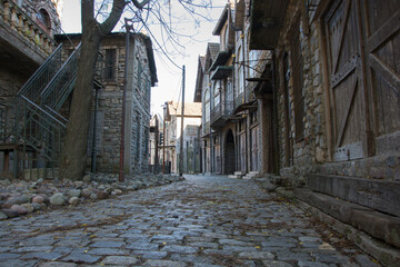 Calle empedrada con edificios antiguos de estilo colonial