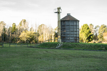 Tanque de agua en el campo