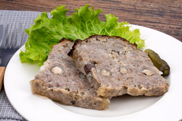 tranches de terrine de sanglier aux noisettes 