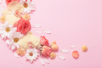 Fototapeta na wymiar beautiful floral pattern on pink paper background
