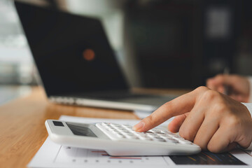 Asian women finance Checking profit calculation From the investment results of companies that are likely to grow the stock market business, And investment audit