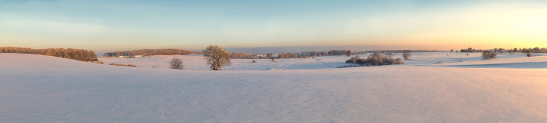 Oberschwaben Winter Landschafts Panorama im Abendrot mit weitem Schneefeld 