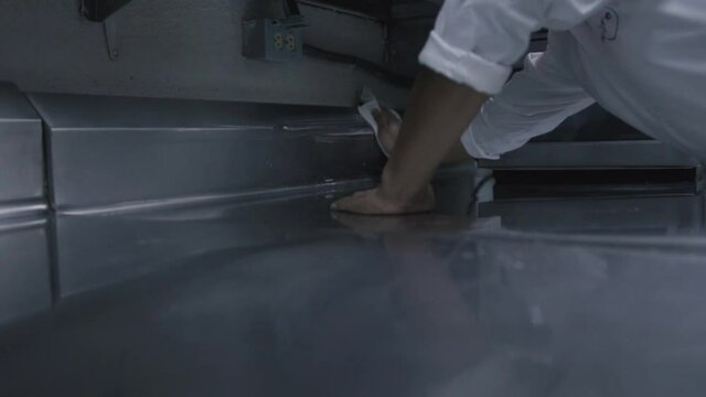 Manos de un hombre limpiando y sanitizando una cocina