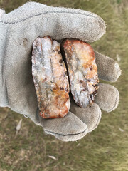 Naklejka premium white quartz stones inlaid with minerals such as gold, silver, cilice and bronze, extracted from an artisanal mine