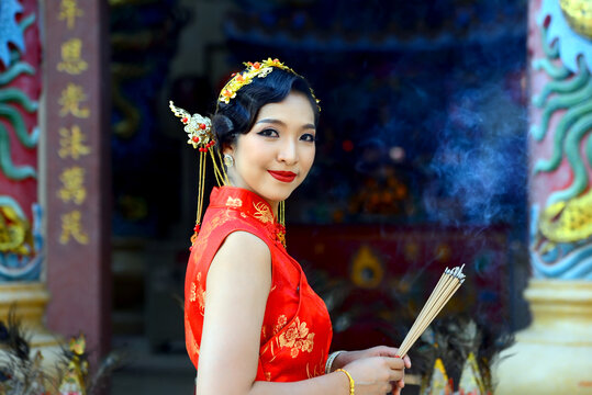beauty woman wear cheongsam and take Red envelopes in chinese new year