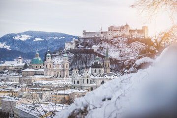 Obraz premium Panorama of Salzburg in winter: Snowy historical center and old city, sunshine