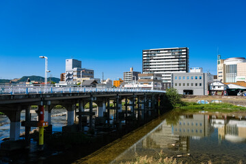 岐阜県多治見市 土岐川に架かる昭和橋と多治見の街並み