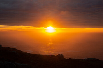 Anaranjada puesta de sol reflejada en el agua del océano atlántico