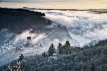 Reichsburg Cochem in den Wolken