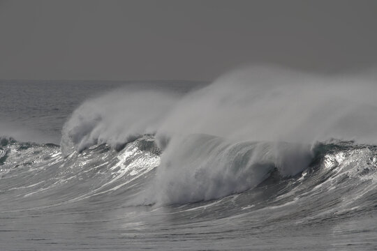 Wave with spray © Zacarias da Mata