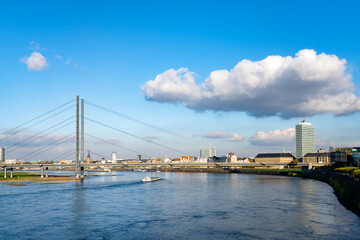 Fototapeta na wymiar Rheinkniebrücke in Düsseldorf, Deutschland