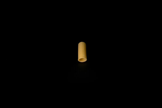 rigatone sfondo nero