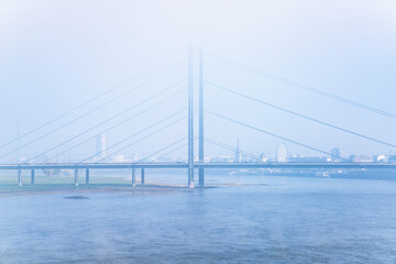 Nebel am Rhein in Düsseldorf, Deutschland