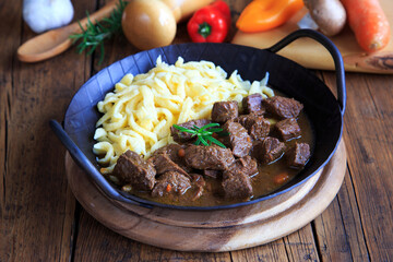 Gulasch mit Spätzle
