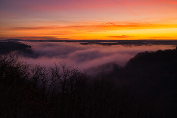 Fototapeta premium Morgenrot am bedeckten Moseltal Cochem