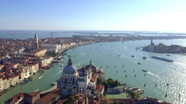 Panoramic aerial drone footage of Piazza San Marco and Venice architecture on a sunny day and blue sky. (TIPO DE MOVIMENTO DO DRONE)
