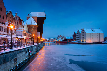 Medieval port crane in Gdansk at Motlawa river in snowy winter, Poland © Patryk Kosmider