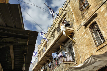 Fototapeta na wymiar Blick auf mehrere Balkone mit Wäsche in Jerusalem (Israel)