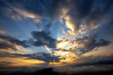 schöner sonnenaufgang  mit stimmungsvollen wolken