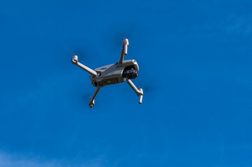 Fliegender Quadrocopter, ferngesteuerte Drohne mit Kamera, Bayern, Deutschland, Europa