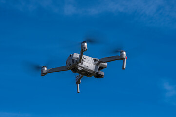 Fototapeta na wymiar Fliegender Quadrocopter, ferngesteuerte Drohne mit Kamera, Bayern, Deutschland, Europa