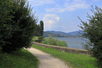 Sentiero sul lago a Ispra, Italia, Path on the lake in Ispra, Italy