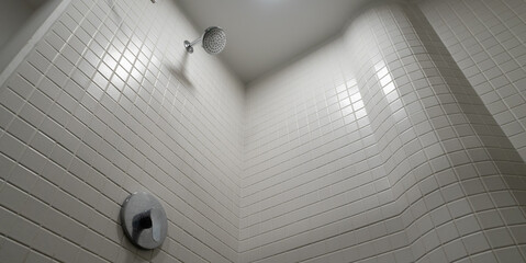 Cuarto de baño con regadera y llave de un solo paso