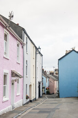 Fototapeta na wymiar Pastel coloured seaside cottages in the seaside port of Cawsands, Cornwall. 
