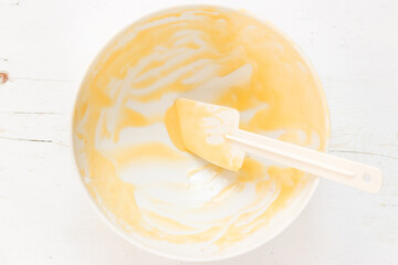 Used baking bowl with remaining butter cream , top view