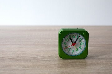 Small table clock alarm clock for bedroom