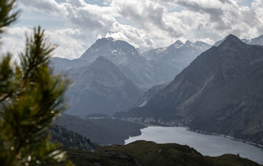 Schweizer Alpen mit See