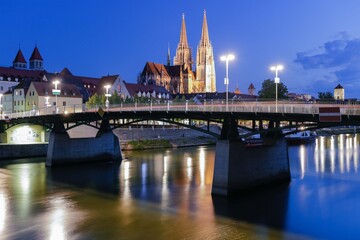 Fototapeta na wymiar Regensburg bei Nacht