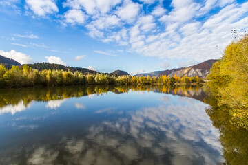 Fototapeta na wymiar Autumn scene on an idyllic river in Austria