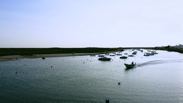 Vista a&eacute;rea Ria formosa Algarve, barco de pesca passando pela imagem.