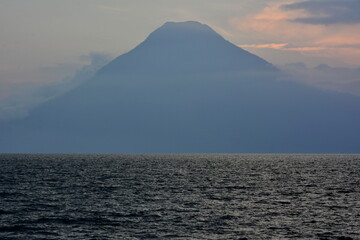 Fototapeta premium Vistas del volcán San Pedro, en el lago Atitlán, desde la ciudad de Panajachel, en el suroeste de Gautemala